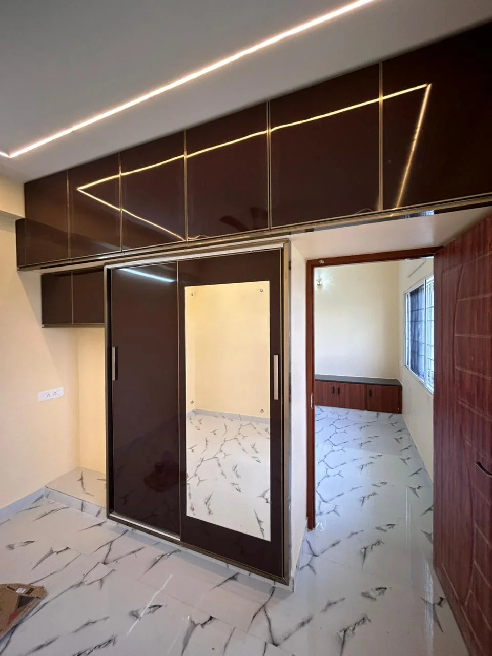 Framed wardrobe systems Sliding doors with glass/acrylic panels Aluminium Bedroom Interior